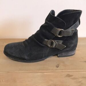 Skechers Suede Ankle Bootie Womens Double Buckle Flat Heels size 7.5 black